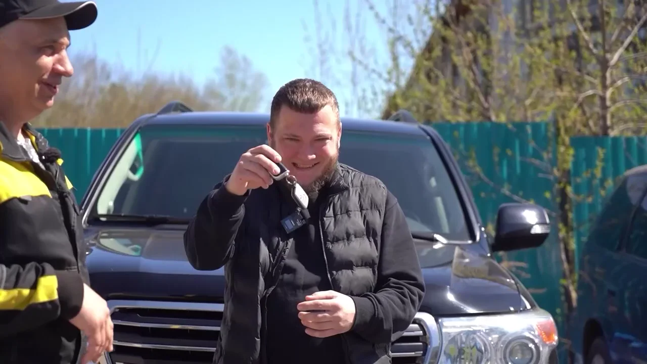 Николай Лончаков показывает ключи от полученного Toyota Land Cruiser 200